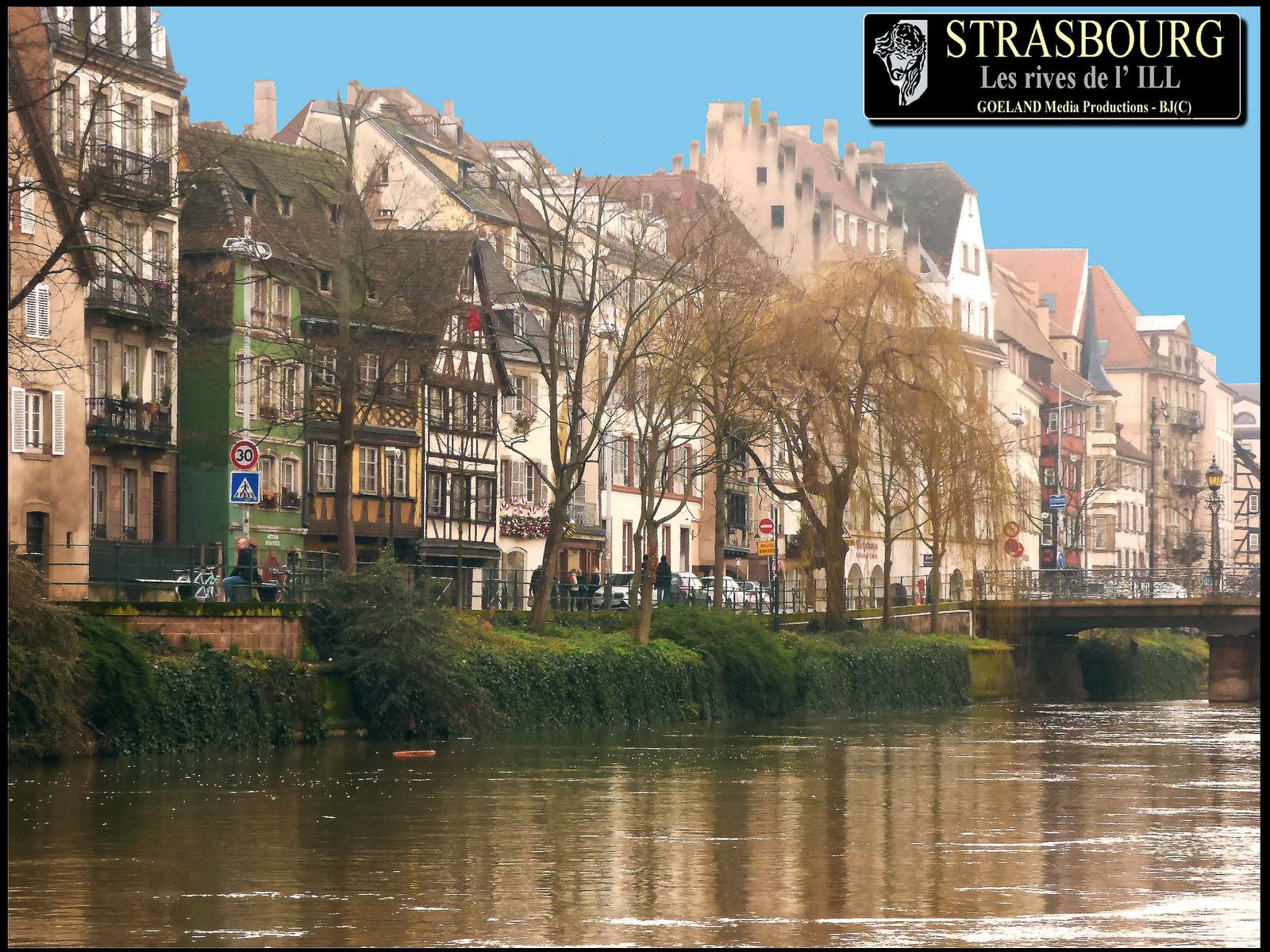 Immeubles en bordure de l'Ill à Strasbourg ( Alsace - Grand Est )