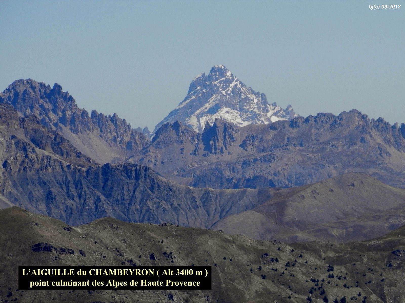 au loin l'AIGUILLE du CHAMBEYRON Alt 3400 m ( alpes de haute provence )