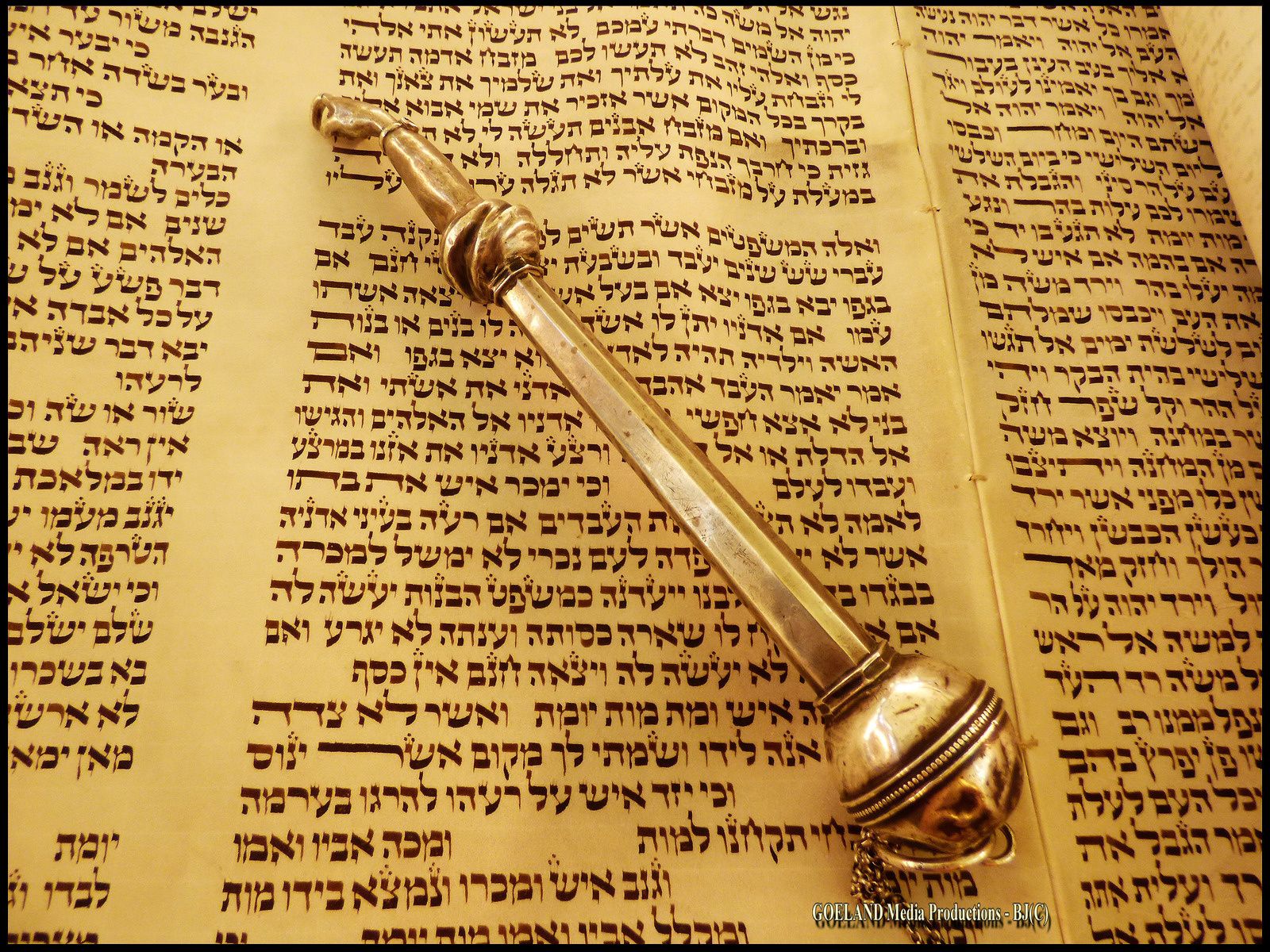 Doigt de lecture sur une page de la Thorah ( synagogue de Ingwiller - Alsace )
