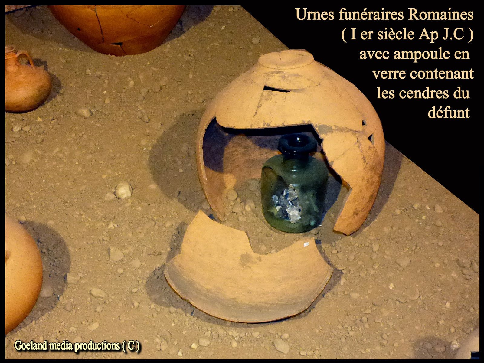 URNE FUNERAIRE - AMPOULE de VERRE - CENDRES funeraires - sepulture Romaine