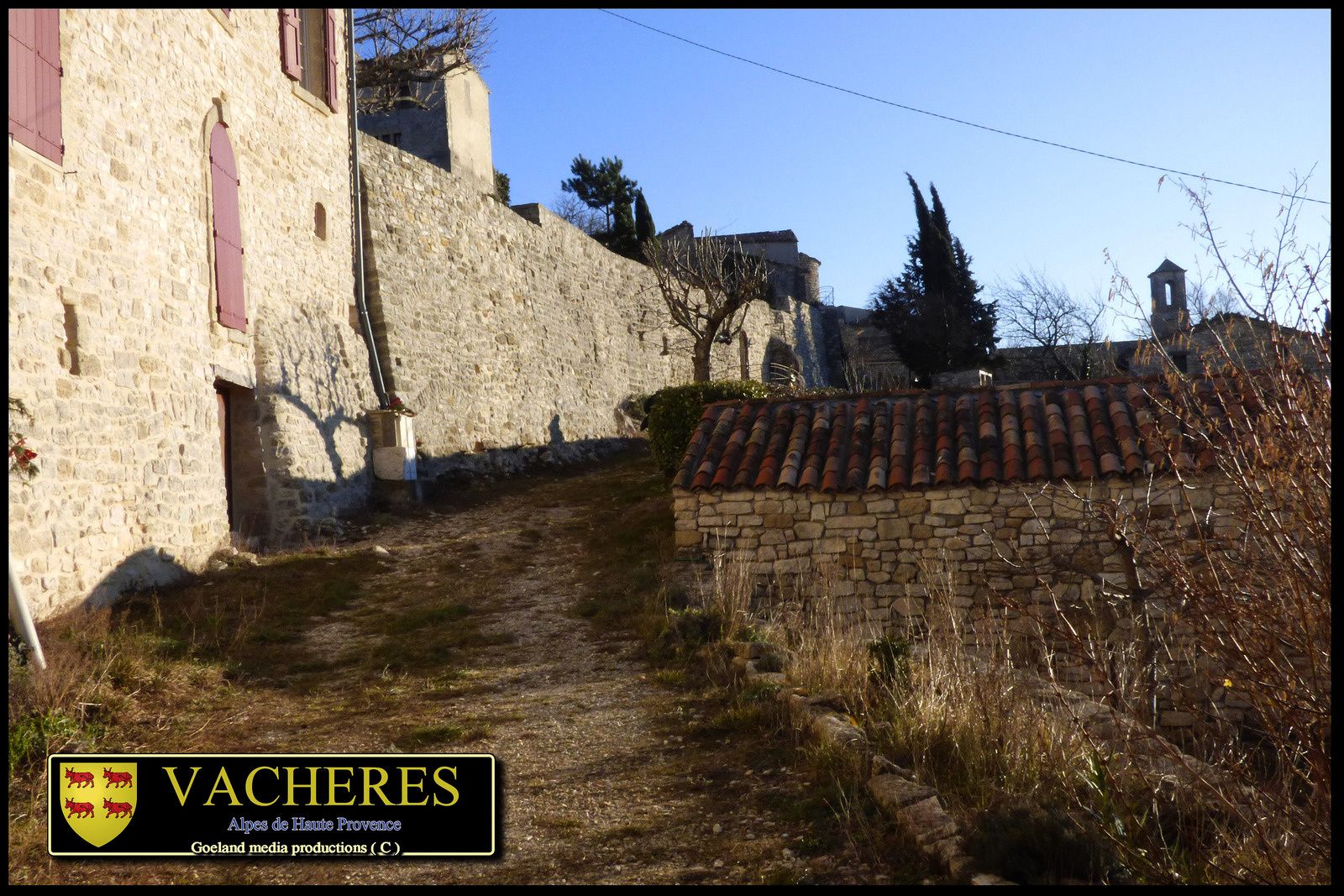 remparts de VACHERES - ALPES DE HTE PROVENCE - moyen age