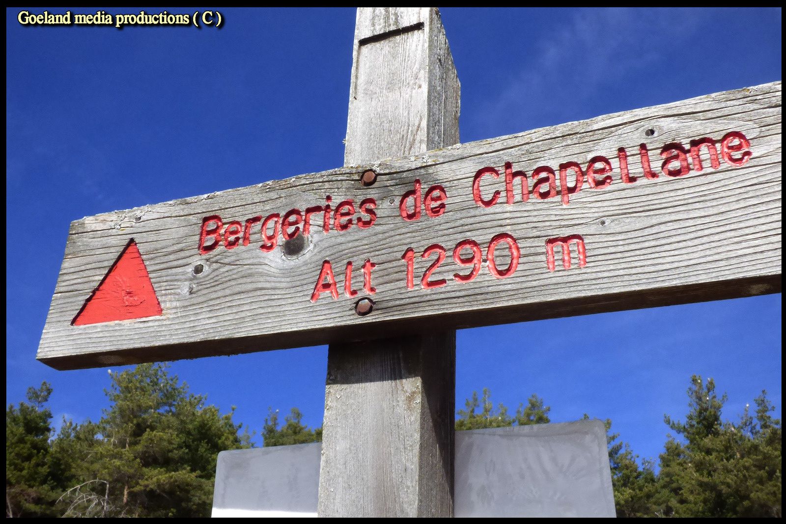 BERGERIES en pierre sèche , en boucle depuis SAUMANE piémonts de la montagne de Lure , au pied des Sommets de l’Homme ( 1637 m ) et du Contras ( 1614 m )