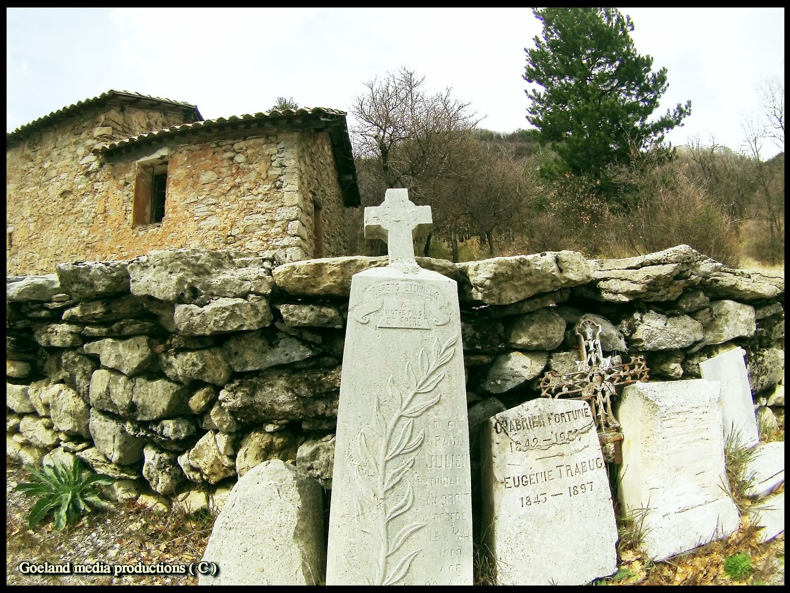 Cimetière de St Pierre des Liens, chapelle de Sait Pierre des liens à Auribeau, hameau de Thoard