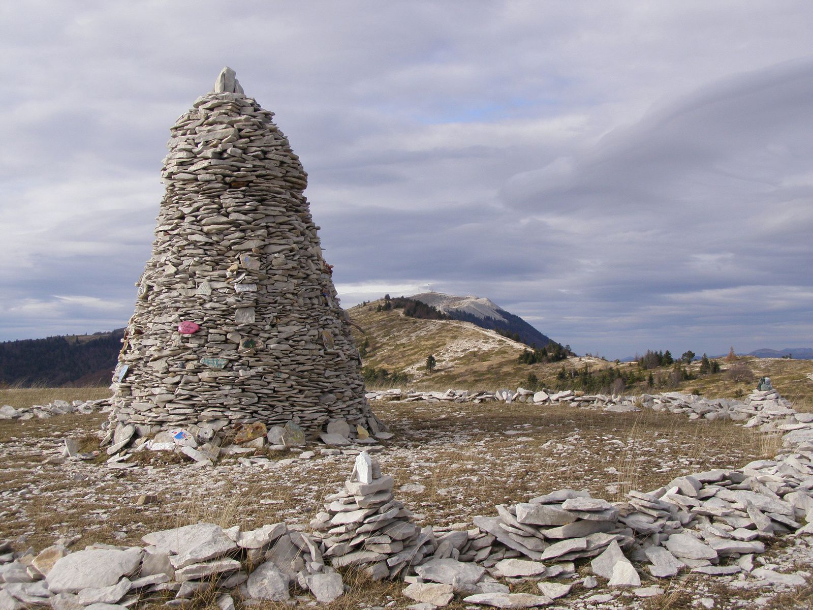 CAIRN 2000 - crêtes de la MONTAGNE de LURE - Alpes de Haute Provence 