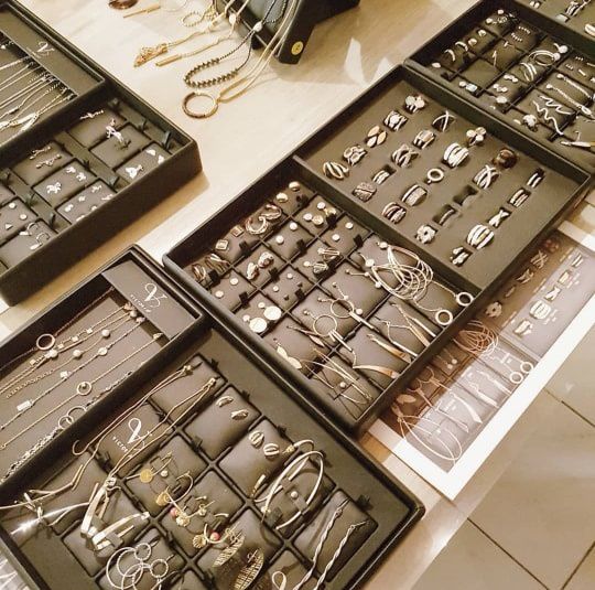 Une Carrièroise vous propose des bijoux en vente à domicile ! - ASAEECC  «Votre vie à Carrières»