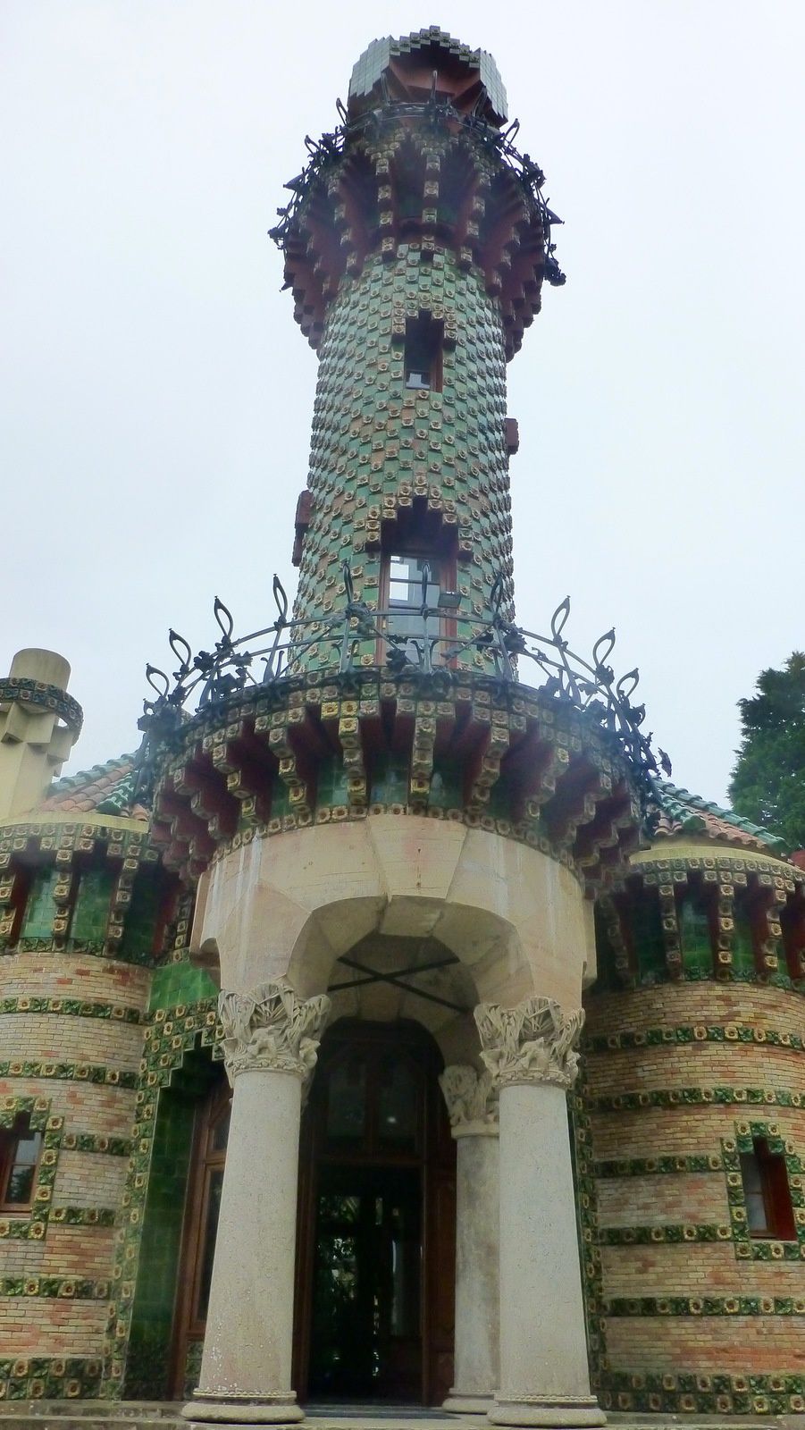 De beaux paysages dans la brume et quelques surprises comme ces animaux venus d'ailleurs et bien sûr Gaudi a l'arrivee