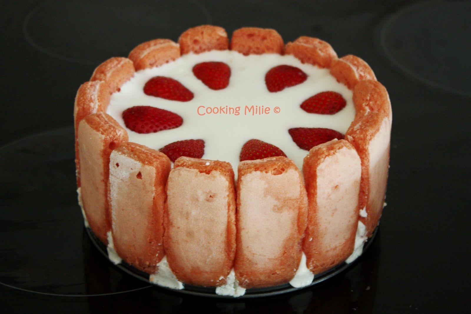 Charlotte aux fraises et aux biscuits roses de Reims - Cooking Milie