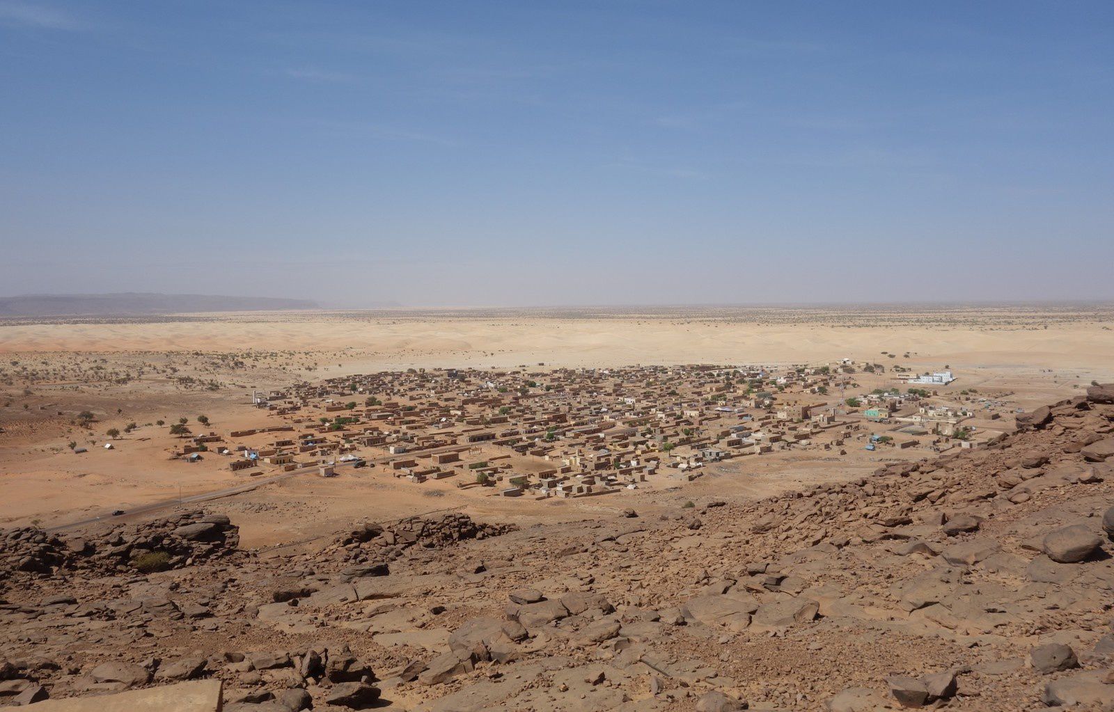 Forte de plus d'un million de km², la Mauritanie est aussi fragile de la configuration complexe de son territoire. Très peu densément peuplé (moins de 4,5 habitants au km²), avec un quart de sa population concentrée à Nouakchott (et à l'exception de Nouadhibou, aucune autre ville ne dépassant 60 000 habitants), le pays possède de vastes espaces désertiques, qui accroissent les difficultés de liaison et de désenclavement. Ici, un village de la région du Tagant, dans le centre du pays. En outre, une telle situation géographique rend les frontières poreuses, difficilement contrôlables.