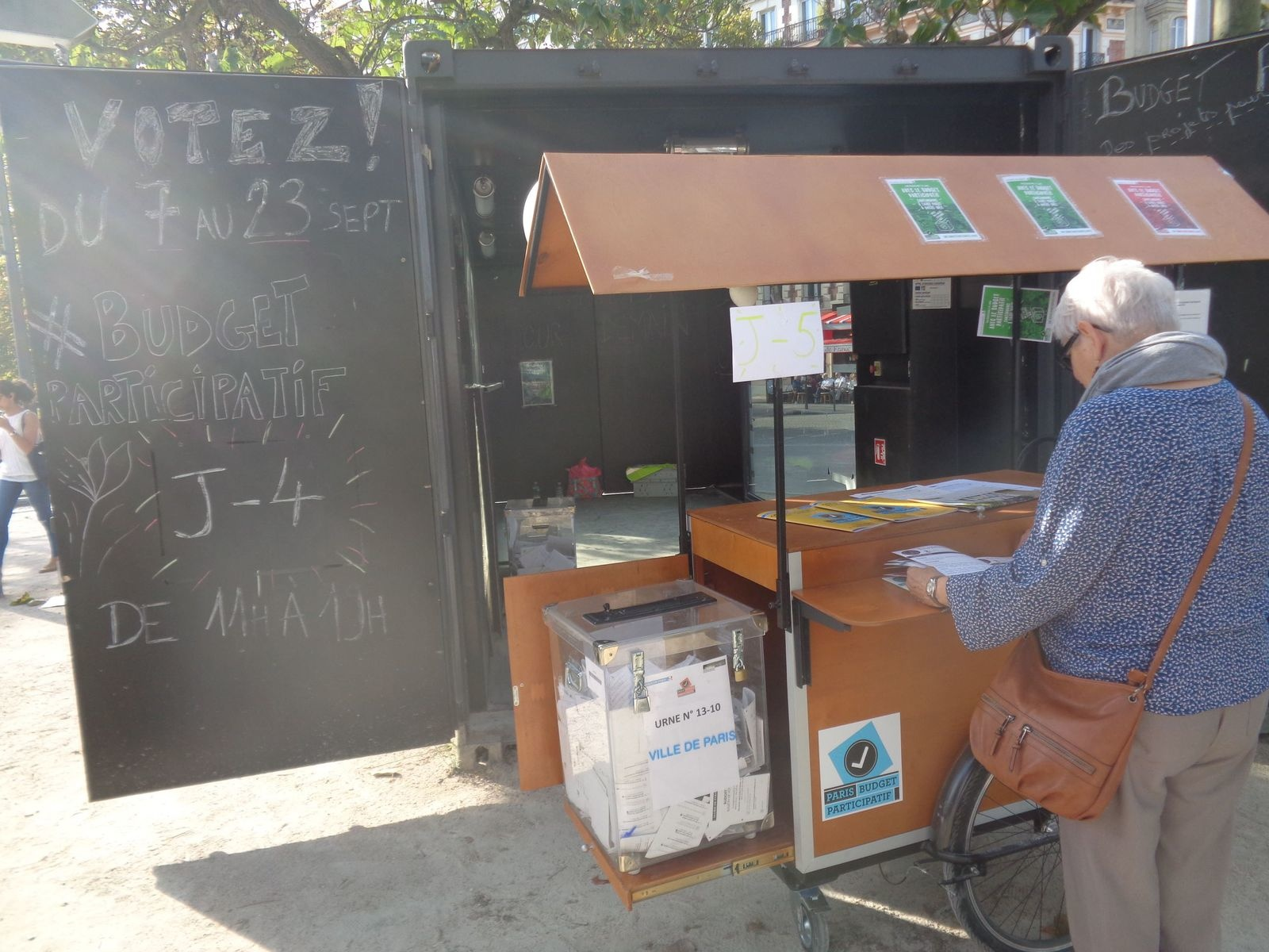 Stand installé par la Mairie de Paris, Place d'Italie, dans le XIIIème arrondissement, du 7 au 23 septembre 2018, pour permettre aux habitants de participer au vote du budget participatif 2019.