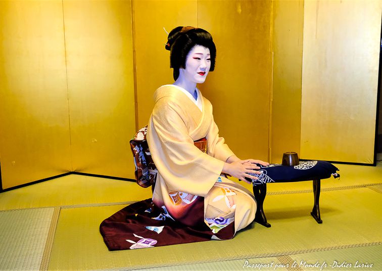 KYOTO : GEIKO LORS DE LA CEREMONIE DU THE JAPAN JAPON TEA CEREMONIAL KOTCHA