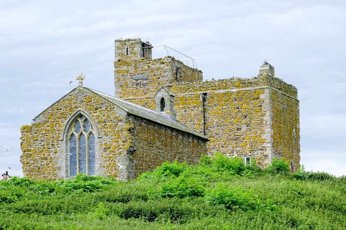 CHAPELLE ST CUTHBERT'S & PELE TOWER ST CUTHBERT'S CHAPEL INNER FARNE ISLANS ECOSSE