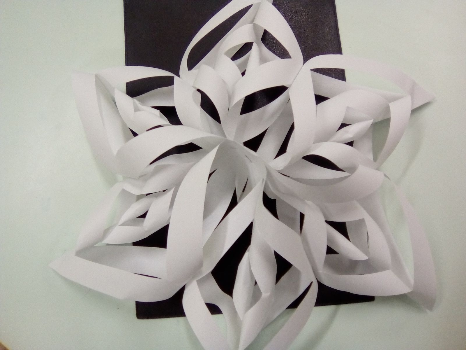 Atelier déco de Noël : étoile en papier - Les ateliers de Virginie