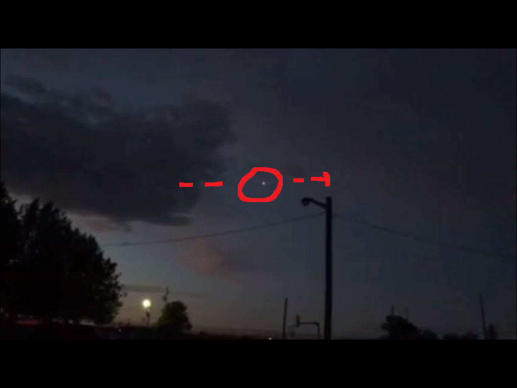 Photo : j'ai extrait cette image de la vidéo, et entouré en rouge l'ovni. A Saint-Barthélémy, Québec, le 24 juin 2017...