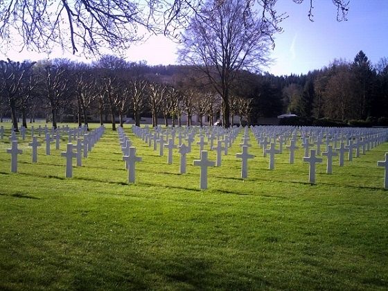Cimetière américain de la seconde guerre mondiale, près d'Epinal. 5255 tombes sont alignées sur une surface de vingt hectares. Les soldats enterrés là ont combattu dans les campagnes du nord-est de la France, du Rhin et d’Allemagne. © Photos perso, avril 2014.