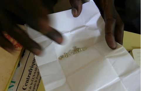 Le Cameroun, &quot;principal pays de transit&quot; pour le trafic des diamants de Centrafrique (rapport)