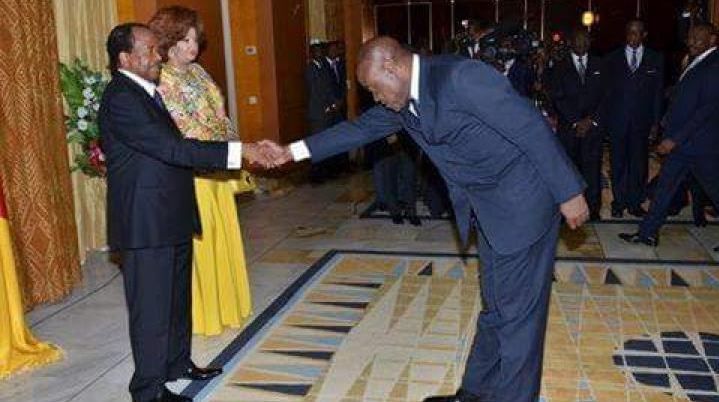 Au Cameroun, les courbettes d’un ministre devant Paul Biya amusent le Web