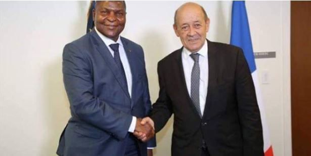 Centrafrique: aide de 24 millions d'euros et livraison d'armes de Paris