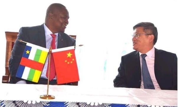 Centrafrique : six experts chinois de l'agriculture décorés par le chef de l'Etat