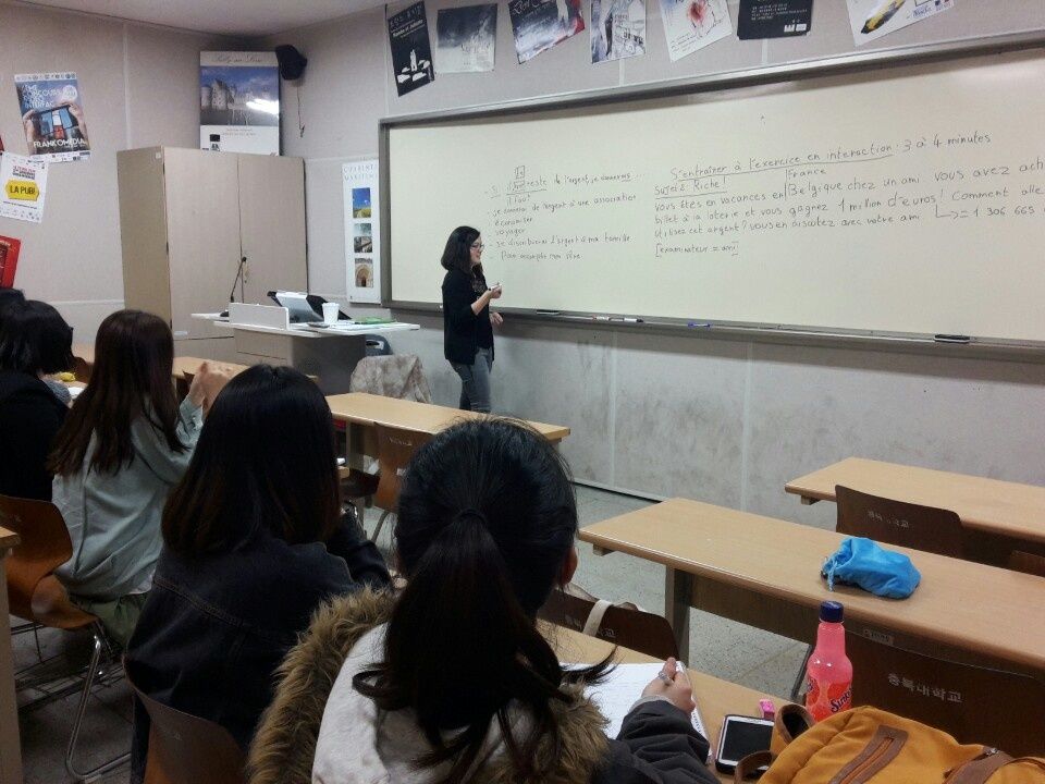 Estelle dans sa classe de préparation au DELF A2