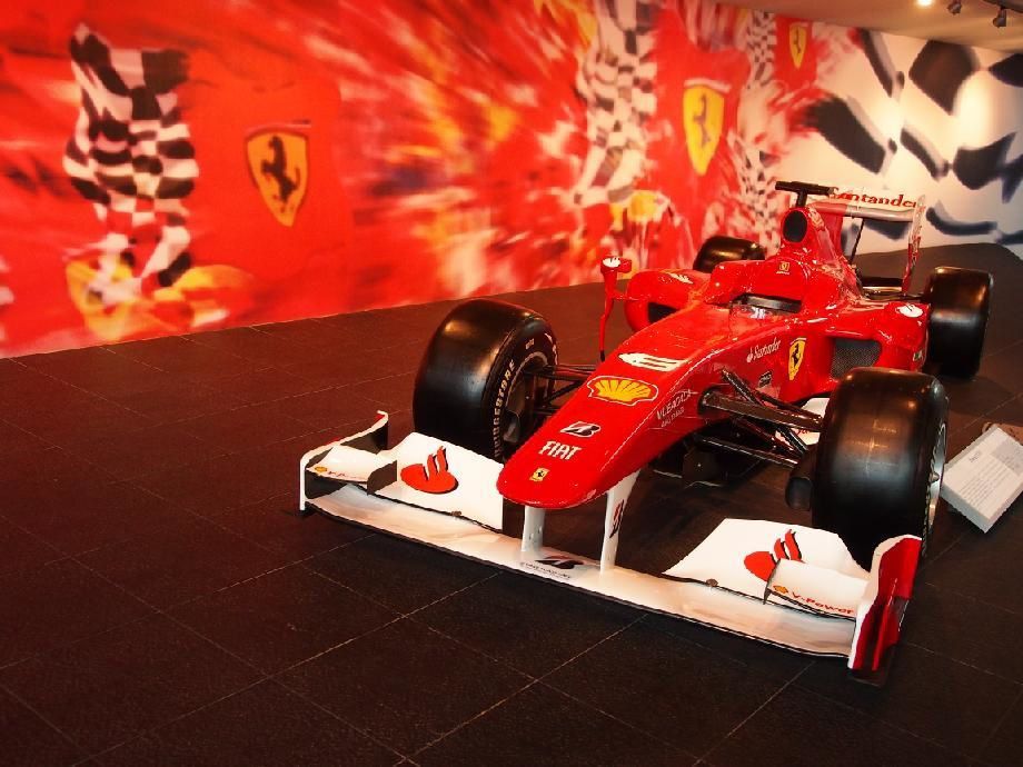 (Photographie à la une : Voiture de Formule Un sur Yas Island, Abu Dhabi, Émirats Arabes Unis ©Odyfolio )