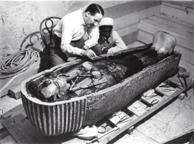 Howard Carter et le sarcophage de Toutankhamon (1922) 