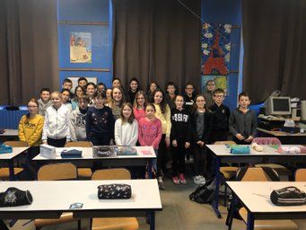 Audrey au milieu des élèves de la classe