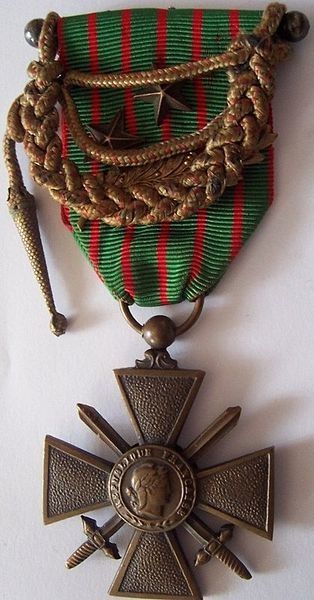 Croix de guerre 1914-1918 avec citations puis fourragère en modéle réduit