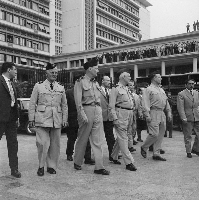 Les généraux Zeller, Jouhaud, Salan et Challe sur le forum d’Alger.photo Vignal Claude - ECPAD