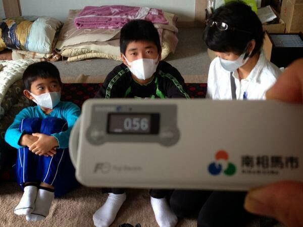 0,56 µSv/h dans une maison pour cette famille de la préfecture de Fukushima, soit 4,9 mSv/an (photo 福島の子供を守れ)