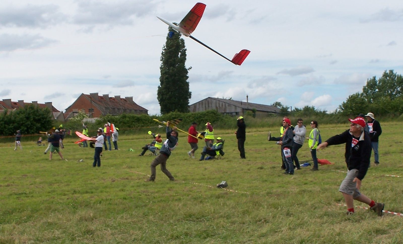 quelques planeurs du parc, l'aide amène le sandow, juste avant le top départ, 2 lancers, retour de 2 planeurs, planeur en train d’approcher de la cible (point bleu au sol)