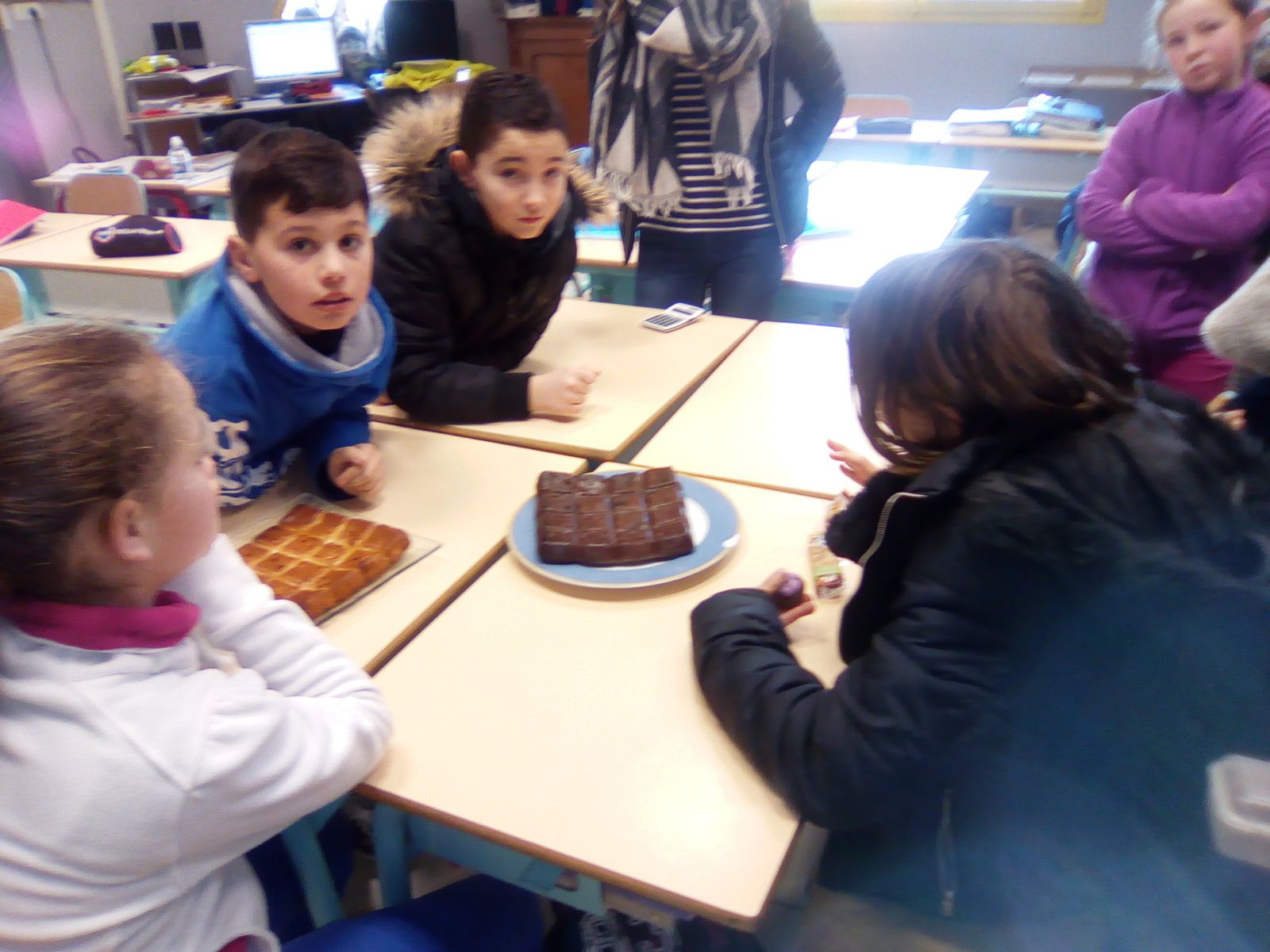 Apprendre à partager = les fractions avec un gâteau