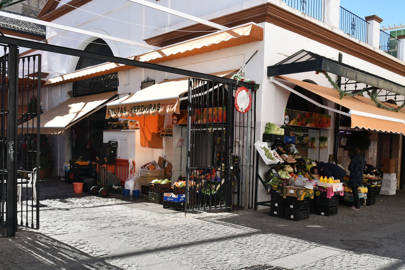 I - Mercado de Féria et sa quinzaine d'échoppes carrelées