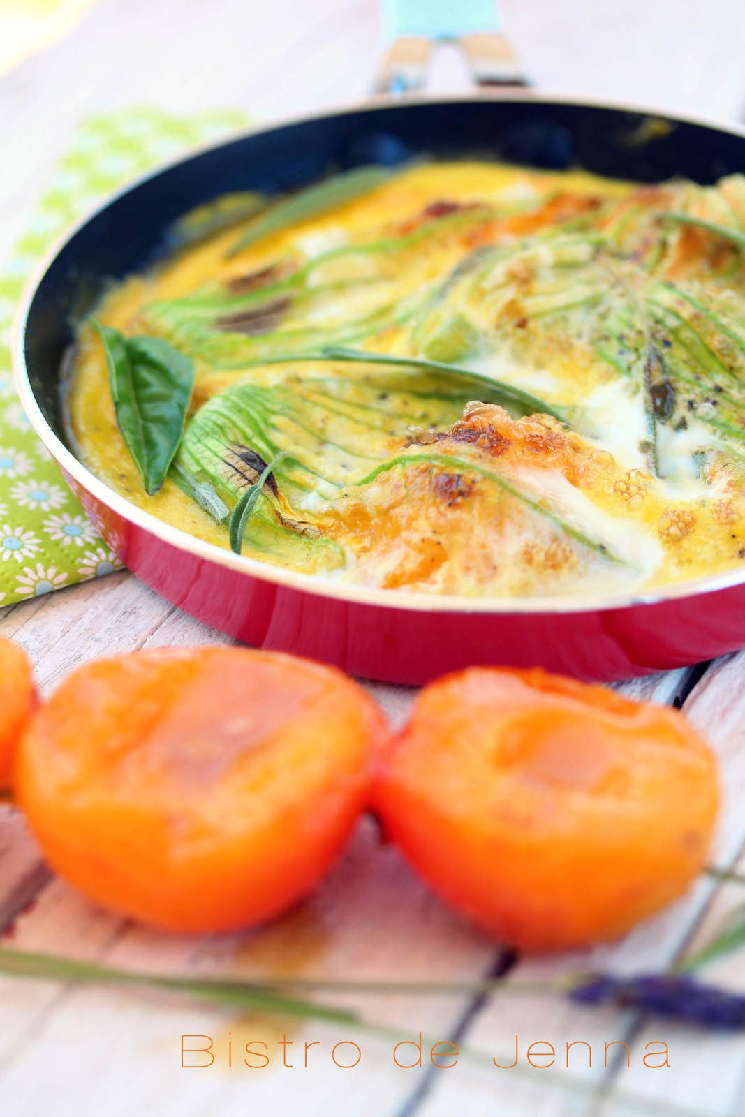 Omelette aux fleurs de courgette et feuilles de sauge fraiche - Brochette de demi abricot au miel de la lavande