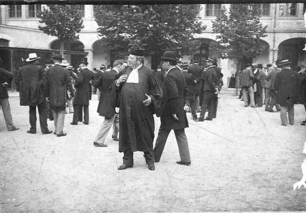 Dans la cour du lycée de l’avenue de la gare (aujourd’hui Zola), Me Demange, l’un des deux avocats du capitaine Dreyfus. | ARCHIVES SOCIÉTÉ PHOTOGRAPHIQUE DE RENNES.