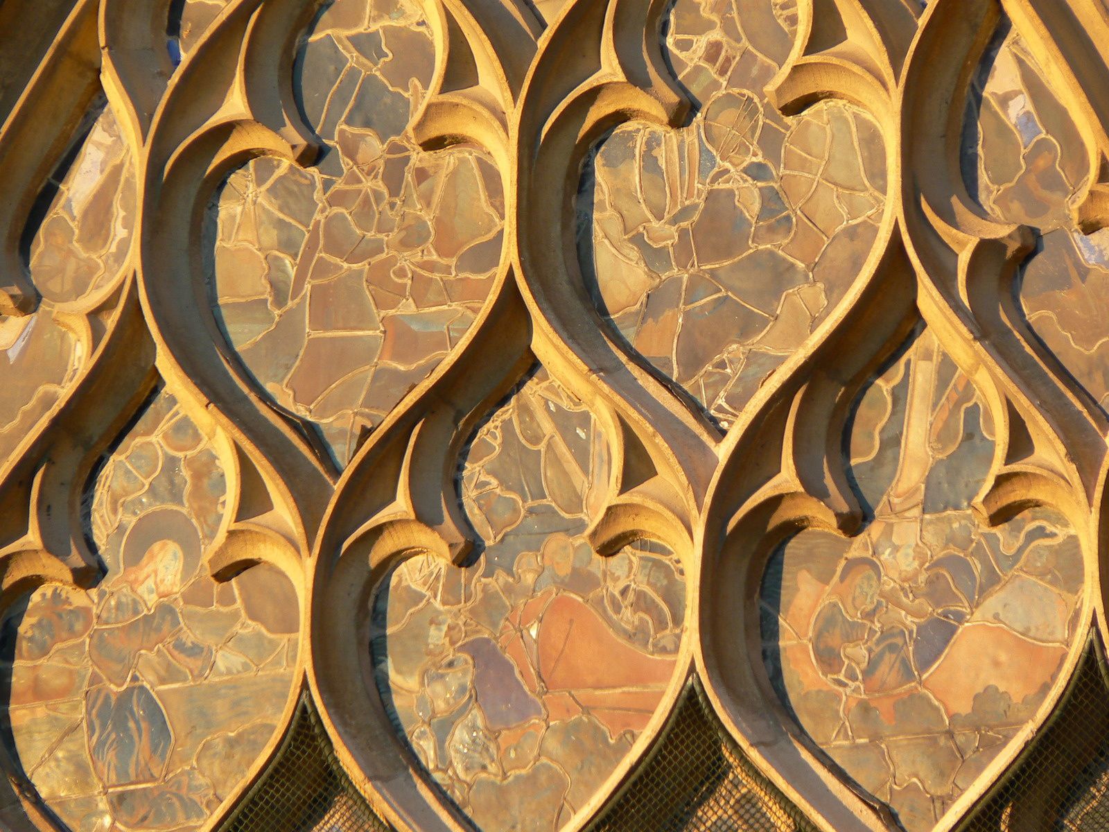 Les formes des remplages des vitraux rappellent la danse des flammes. C'est pour cela que Hyacinthe Langlois a nommé cette phase "gothique flamboyant" pour désigner la finesse des sculptures s'élevant vers le ciel (cliché Armand Launay, 2010). 