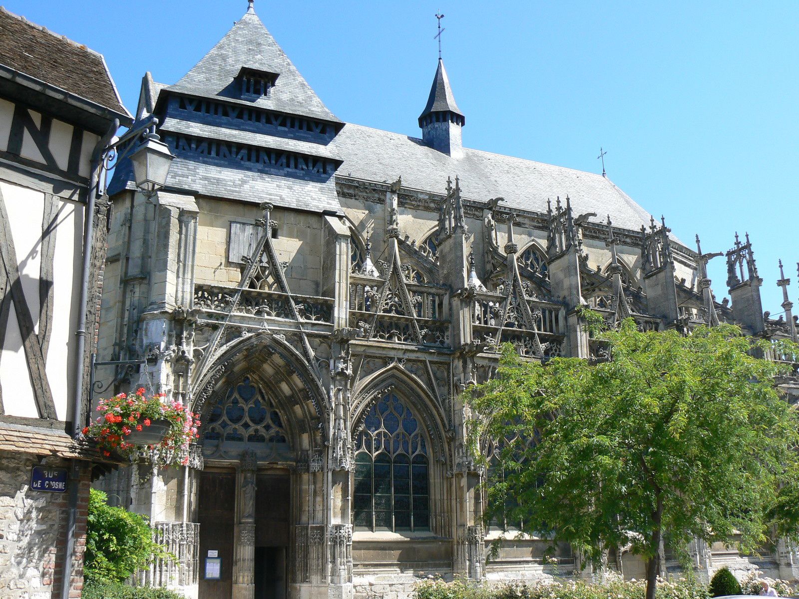 La façade sud de l'église Notre-Dame-des-arts par un magnifique jour de juillet 2010 (cliché Armand Launay). 