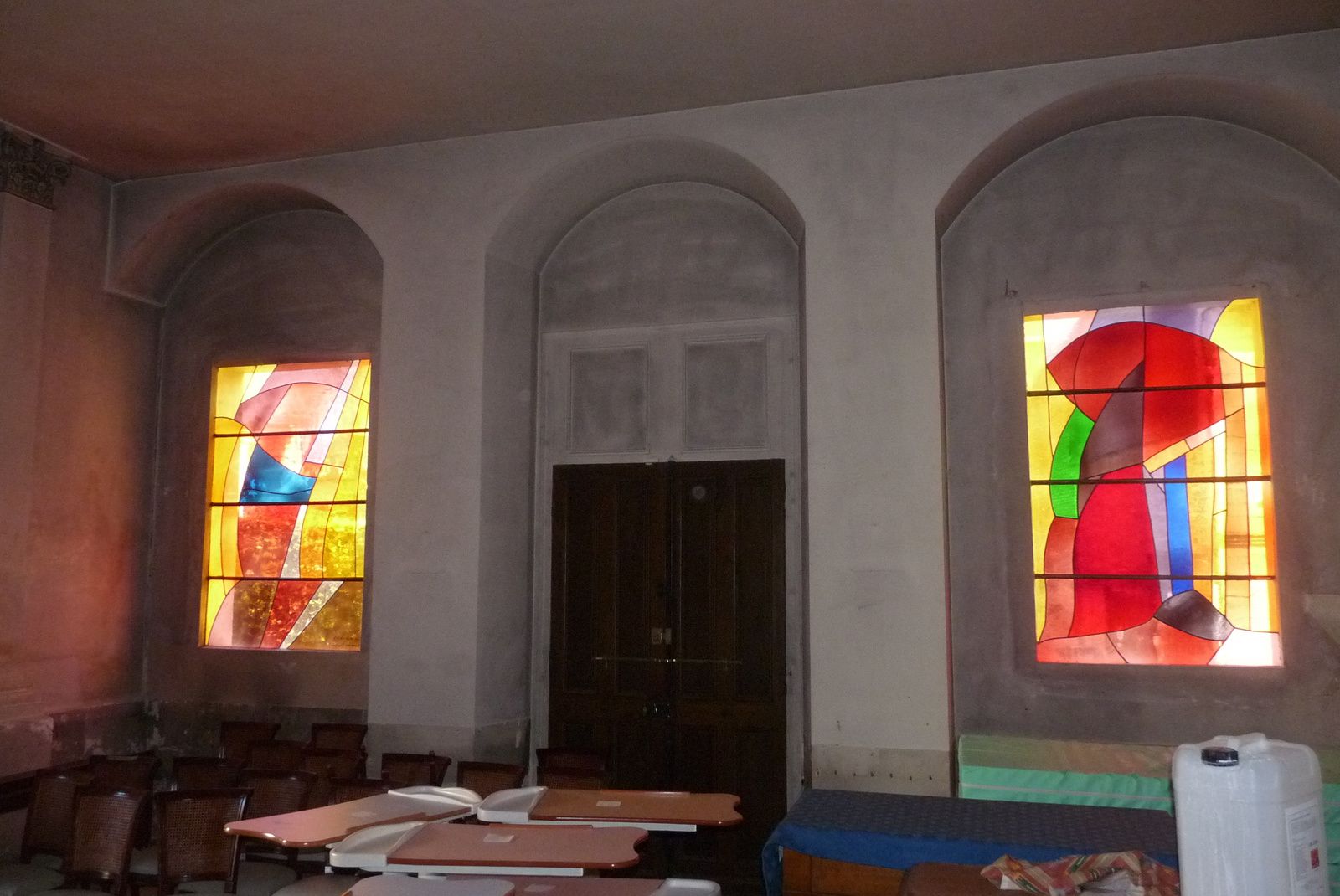 Vue sur le mur nord de la chapelle Saint-Luc et sur ses deux vitraux de Pierre Lafoucrière datant de 2001. Puis, zoom sur le vitrail nord ouest (celui de gauche) et sur la signature (clichés Armand Launay, 2015). 