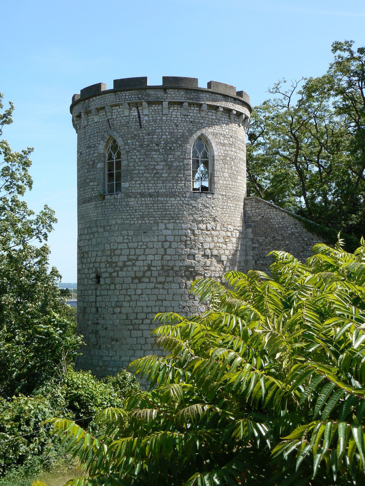 La tour de Crosne en mai 2011, coiffée d’une restauration romantique de la première moitié du XIXe siècle (cliché A. Launay).  