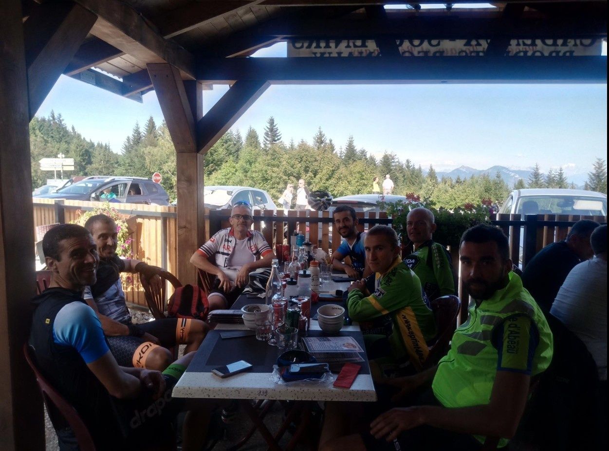 Pause déjeuner en groupe au restaurant du Granier
