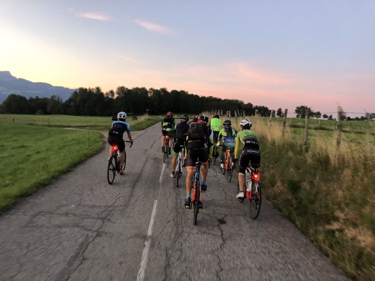 Départ à la fraîche de Voissant direction le col des Mille-Martyrs, une belle équipe de 8 cyclos pour ce parcours d'exception concocté par Yann !