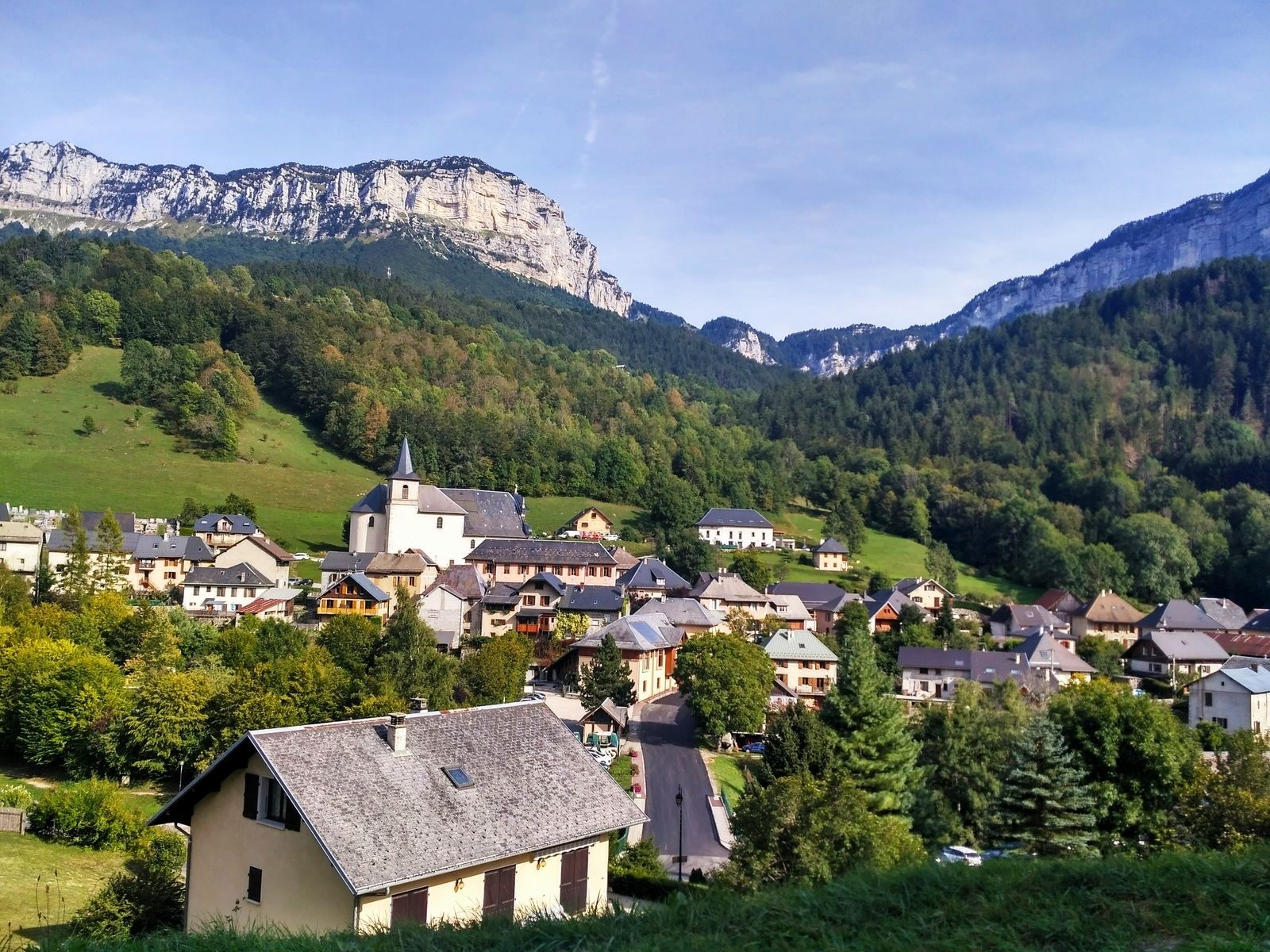 Entremont-le-Vieux, pied du col de la Cluse
