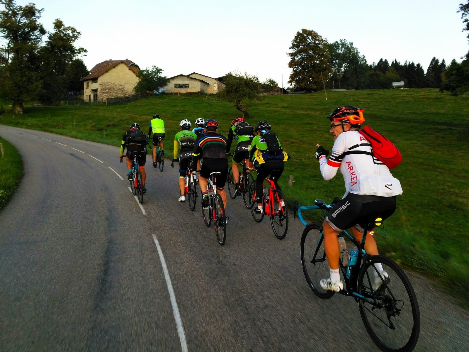 Départ à la fraîche de Voissant direction le col des Mille-Martyrs