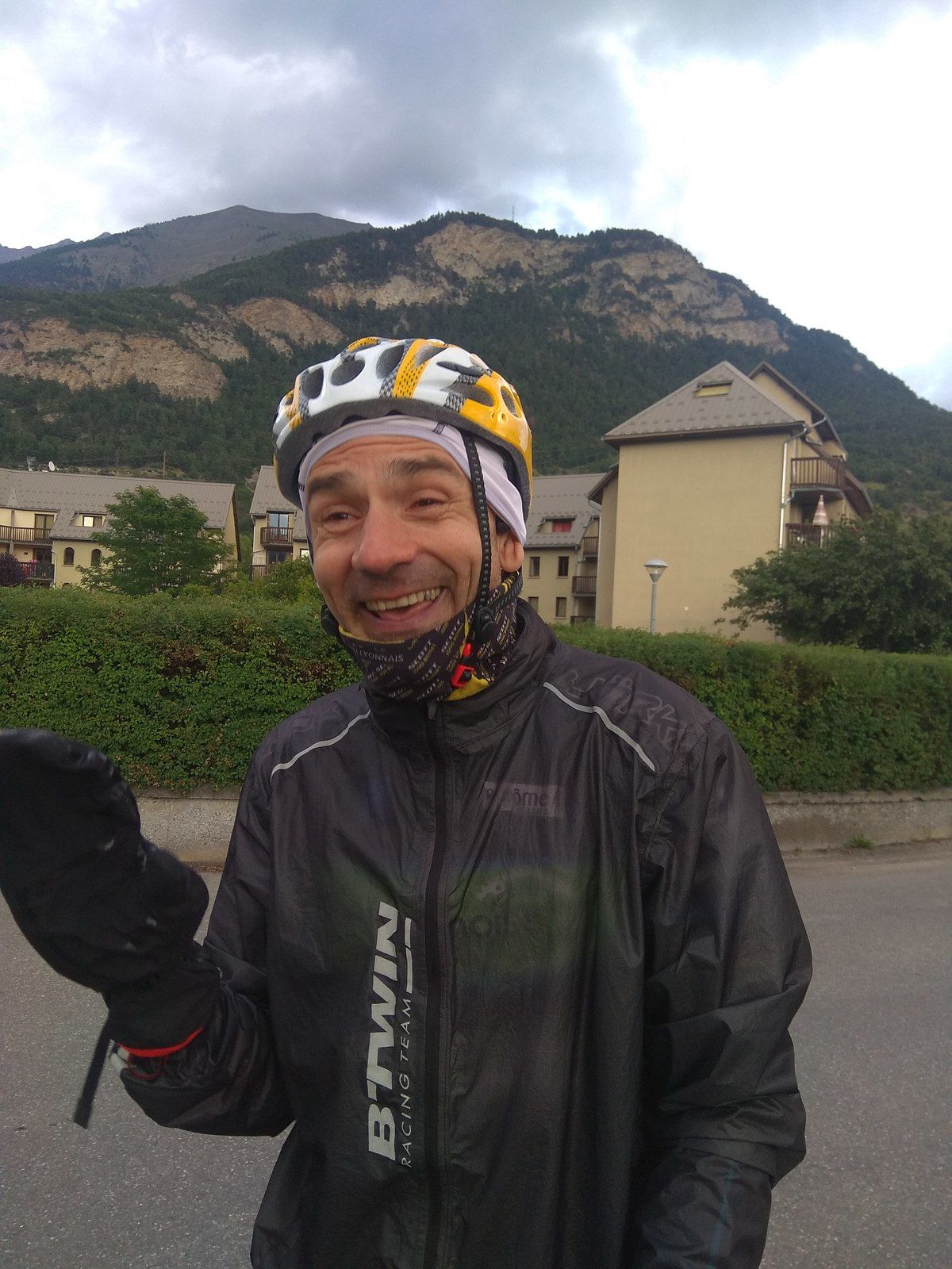 Arrivée à Jausiers, Bruno se réchauffe tant bien que mal, presque hilare d'en avoir terminé avec ce parcours mythique