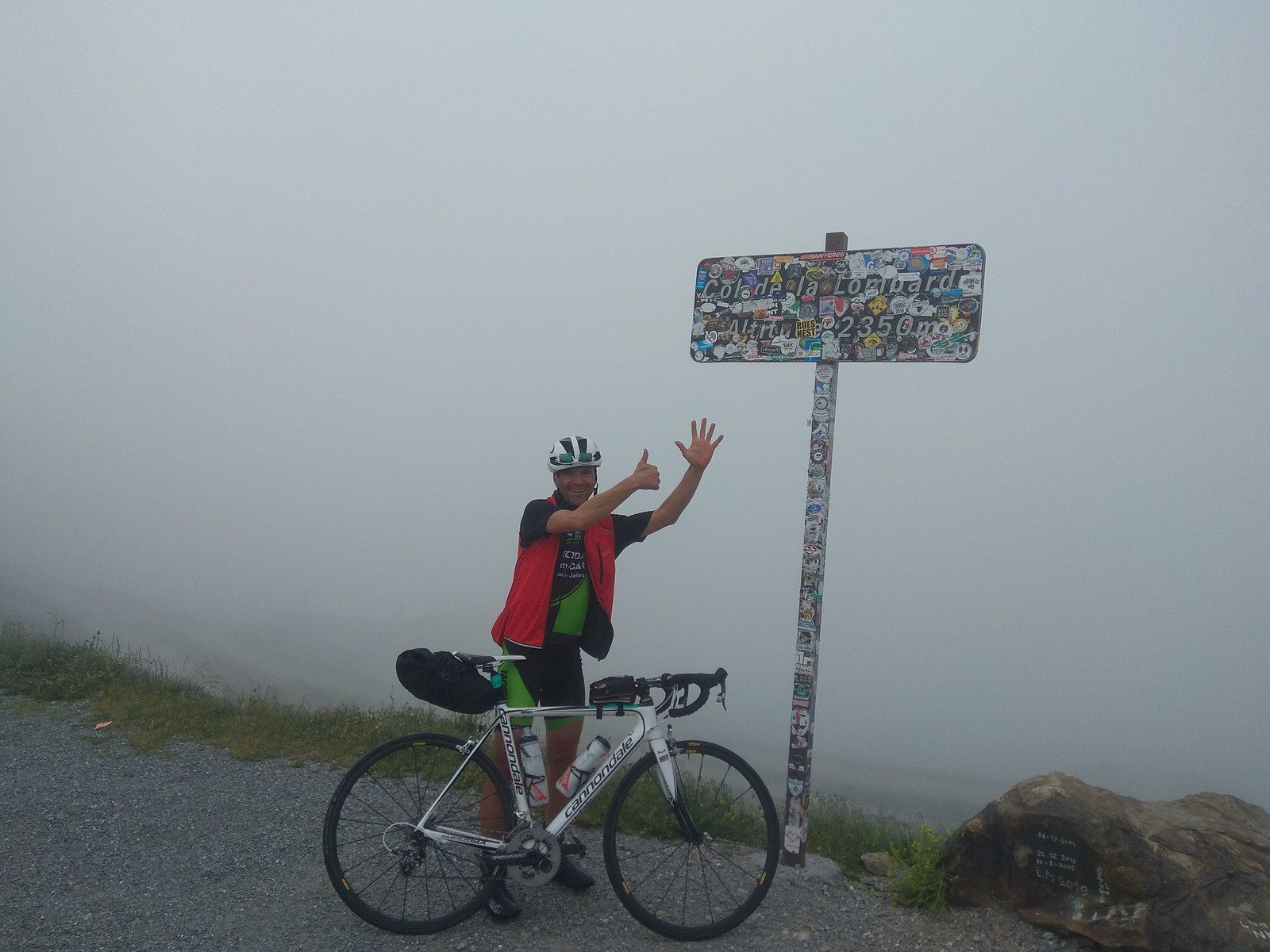 Col de la Lombarde, 6ème col gravi encore dans la brume au sommet