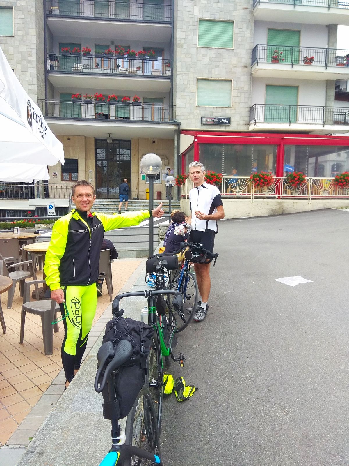 Pause casse croute à Sampeyre avant d'attaquer la grosse difficulté du jour, le col de Sampeyre à 8,5% de moyenne !