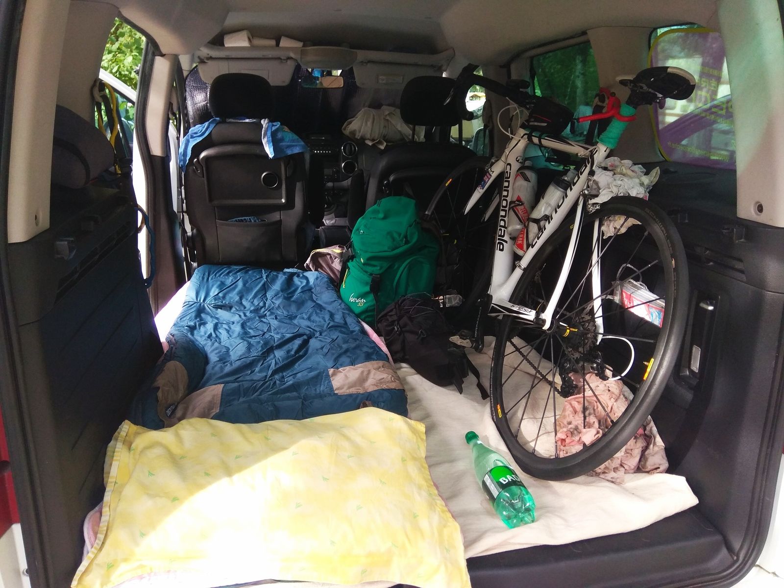 La vieille au camping Tampico de Barcelonnette, derniers préparatifs