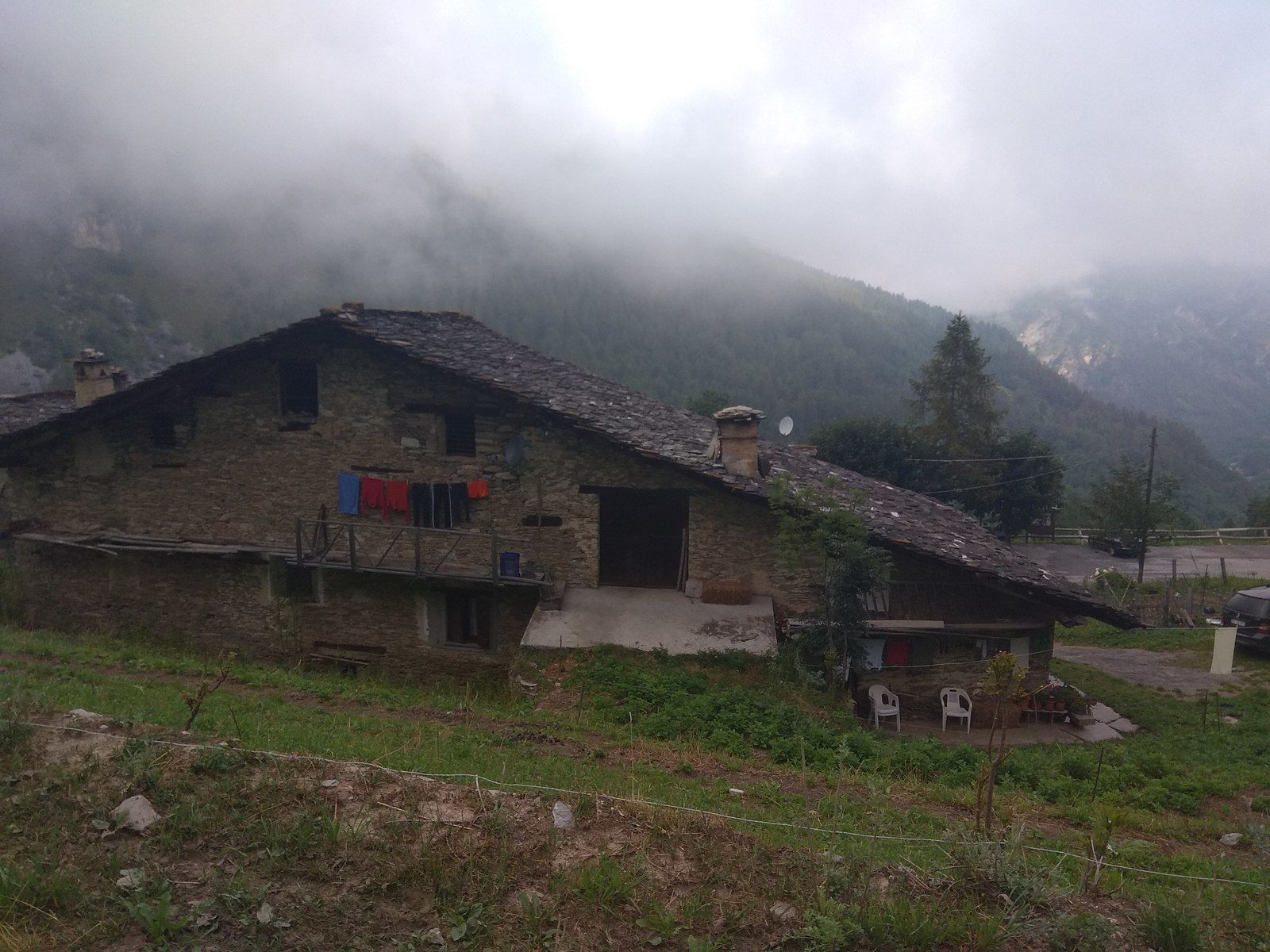 Grimpée du col de Fauniera, les maisons typiques du coin