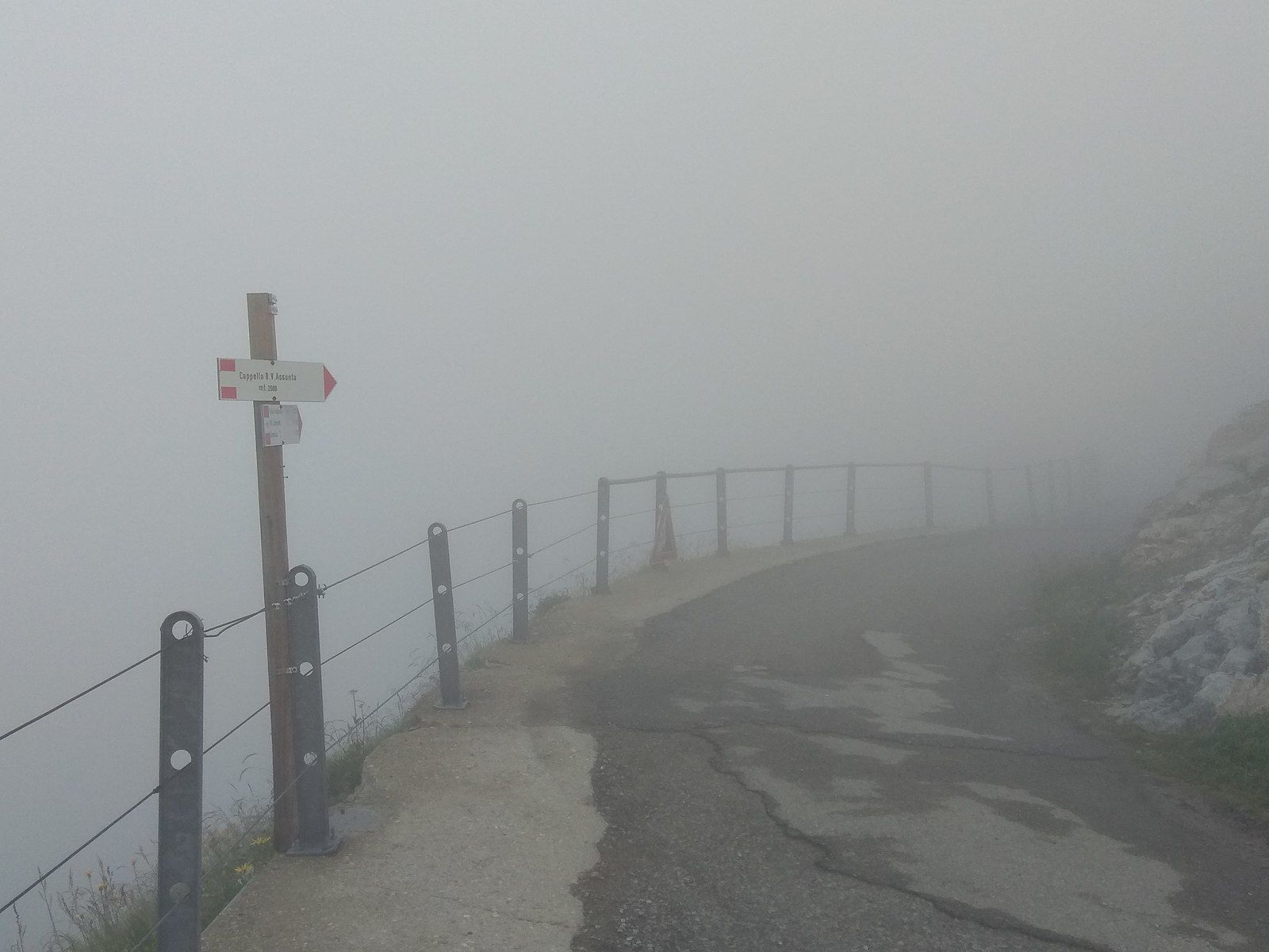 Descente du col de Fauniera dans la brume..