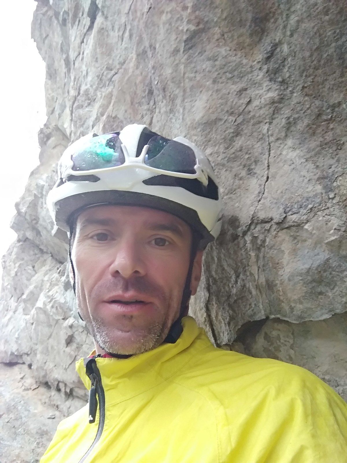 A l'abri sous la roche pour laisser passer le déluge !!