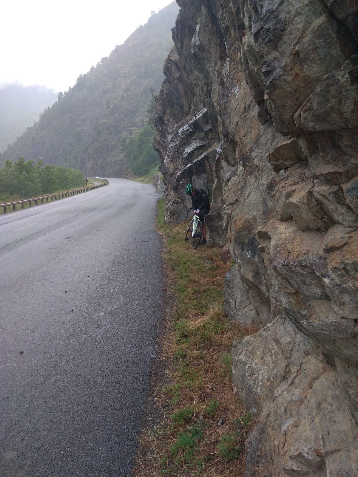 La pluie se met à tomber fortement juste après Isola Village, à l'abri...le tonnerre gronde...